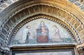 성 시몬 스톡에게 스카풀라를 주는 동정 마리아와 천사_photo by G.dallorto_on the facade of the Church of Santa Maria del Carmine in Milano_Italy.jpg